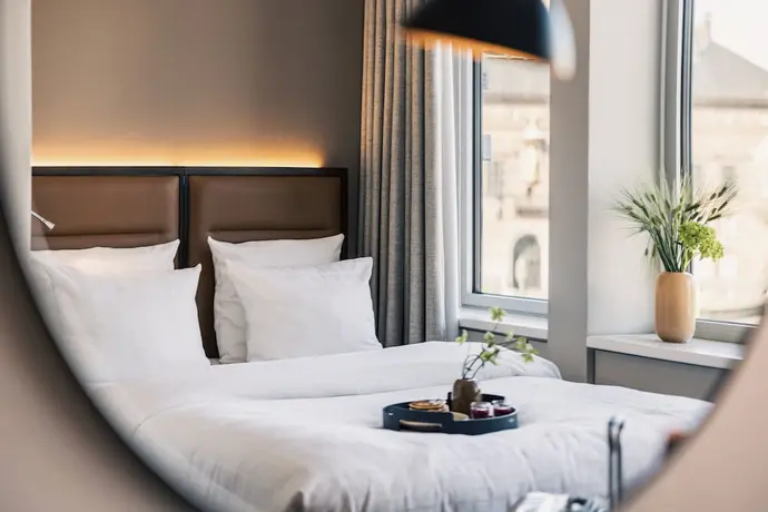 The Square, Primary image