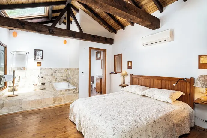 Ephesus Lodge, Primary image