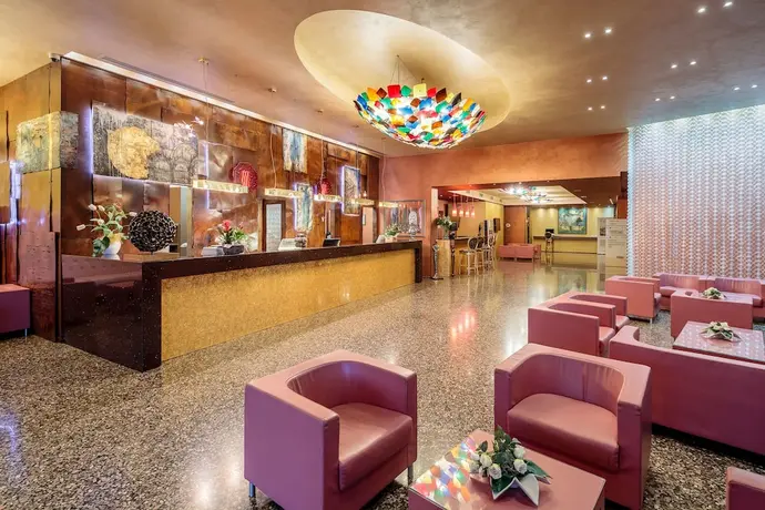 Base Hotel, Primary image