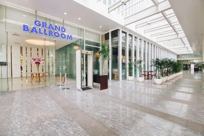 JS Luwansa Hotel and Convention Center, Interior entrance