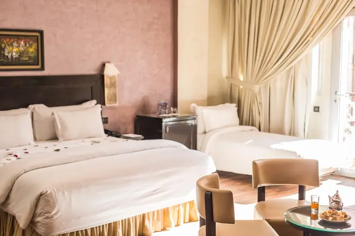 Almas Hotel, Primary image