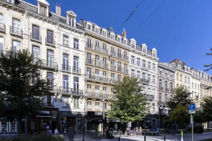 LATROUPE Grand Place Hostel