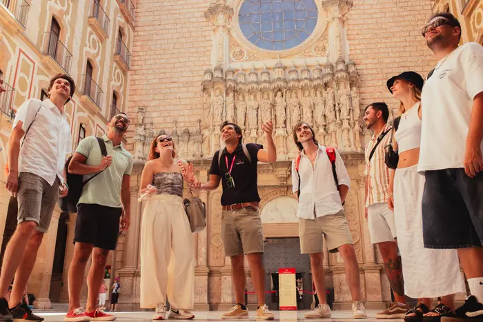 Excursión Completa a Montserrat con Tapas y Vino