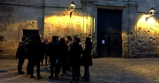 Tour de Historias y Leyendas del Barrio Gótico con Tapas y Bebida en Grupo Reducido