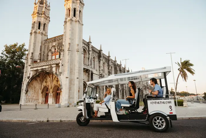 Tour Privado Experto Plus por Lisboa en Tuk Tuk de 4 Horas
