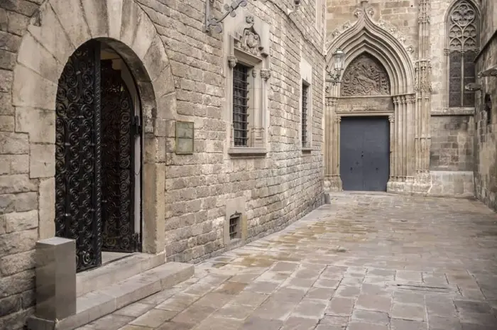 Tour Privado de Leyendas del Barrio Gótico con Tapas, Misterio y Sabor Exclusivo