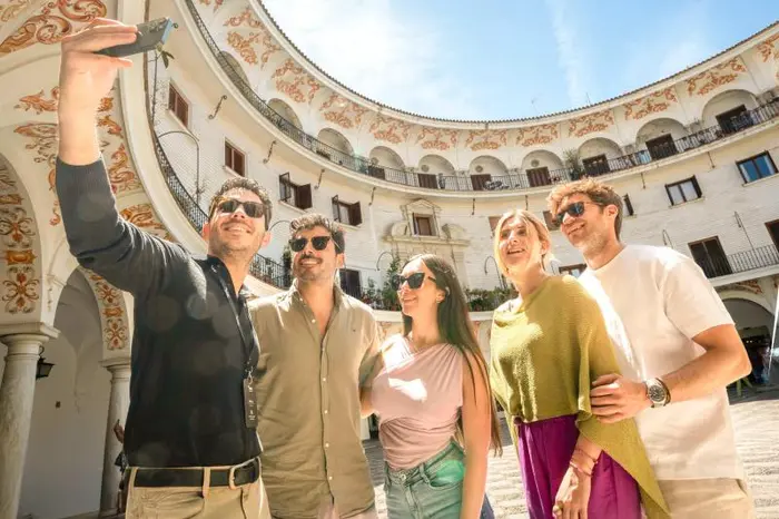 Tour a Pie por el Casco Antiguo de Sevilla, Catedral y Crucero por el Río Guadalquivir en Privado