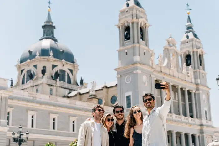 Madrid Patrimonial: Tour a Pie en Privado por el Casco Antiguo con Entrada al Palacio Real