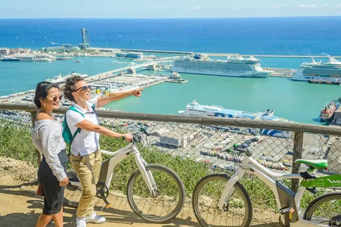 Tour en Bicicleta Eléctrica, Paseo en Barco y Teleférico a Montjuïc en Semiprivado
