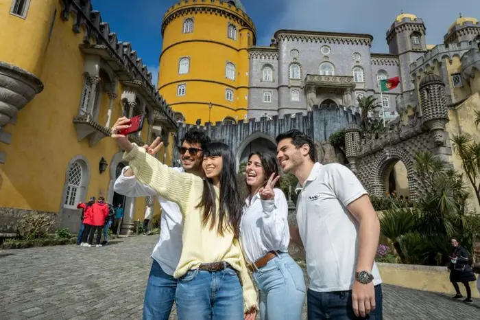 Sintra con los Alrededores del Palacio de la Pena y Tour de Bodega desde Lisboa en Semiprivado