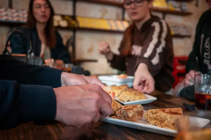Casa Milà y Casa Batlló Visita a Pie con Tapas en Tour Privado