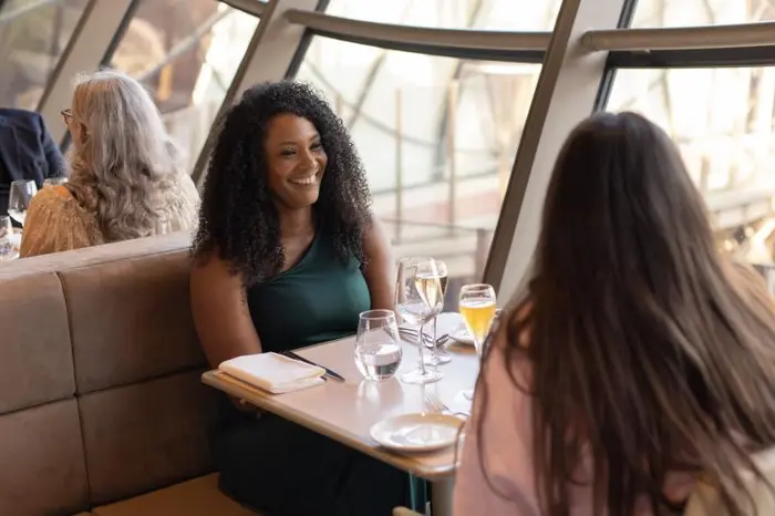 Almuerzo en la Torre Eiffel, Crucero por el Río y Visita de la ciudad de París en Grupo Reducido