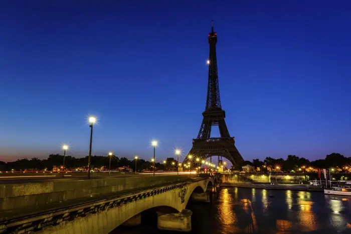 Tour Nocturno por la Ciudad de París y Moulin Rouge con 1 Copa de Champán