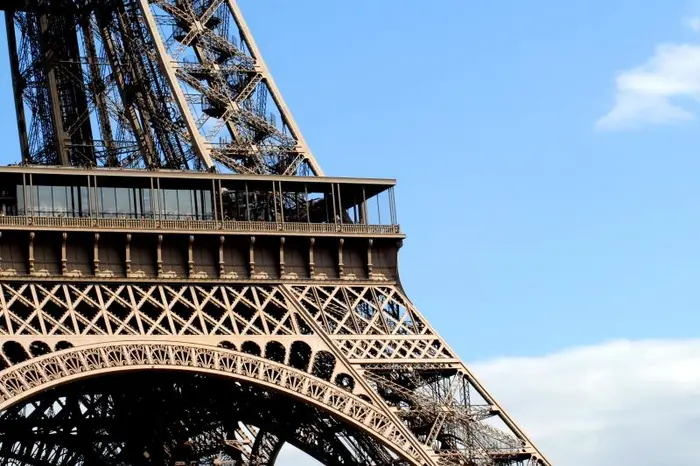 Entrada con Audioguía a la Torre Eiffel y Crucero por el Sena Audiocomentado en Grupo Reducido