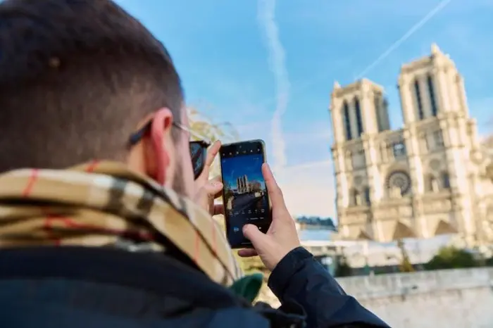 Visita Guiada Exterior del Barrio de Notre Dame y Aplicación Audioguiada para el Interior de la Catedral