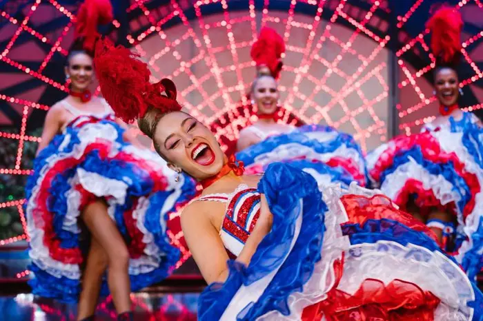 Tour por la Ciudad de París y Espectáculo en el Moulin Rouge con 1/2 Champán