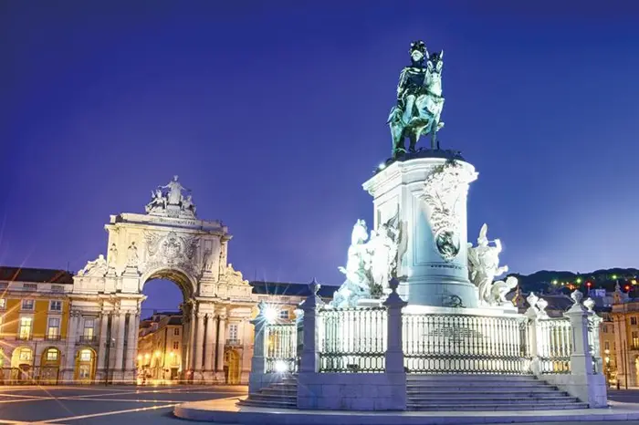 Noche de Fado en Lisboa con Cena y Visita Panóramica al Atardecer