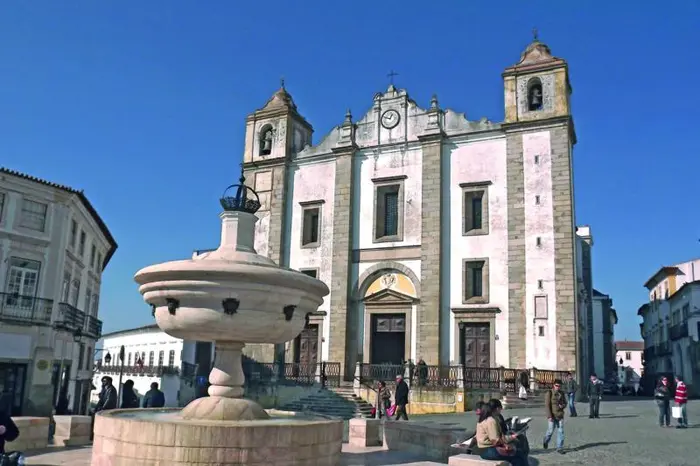 Ruta del Vino en Évora con Templo Romano, Catedral, Capilla de los Huesos y Cata de Vinos desde Lisboa