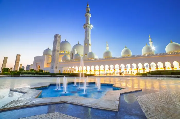 Tour a la Mezquita de Abu Dhabi y Warner Bros desde Dubai con Recogida por el Hotel