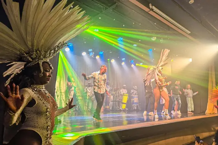 Show Carnaval Tropical de Ginga con Pick-up Opcional