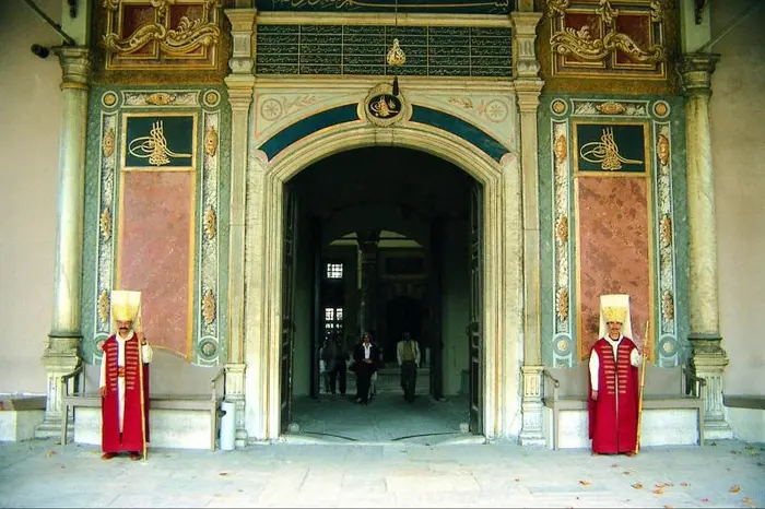 Reliquias Otomanas: Palacio de Topkapi y Santa Irene con Entradas en Grupo Reducido y Recogida