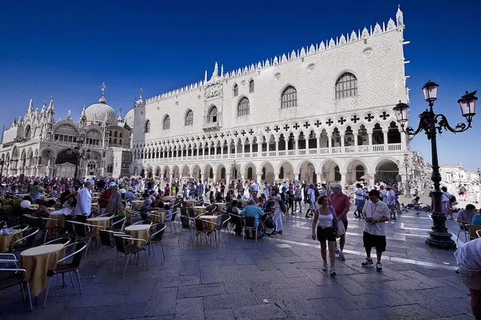 Visita Guiada al Palacio Ducal Sin Colas