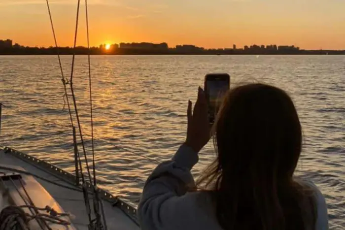 Paseo en velero por el río de la Plata con aperitivo o churrasco