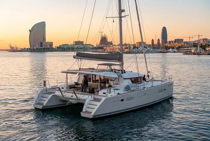 Paseo en catamarán al atardecer con música en directo
