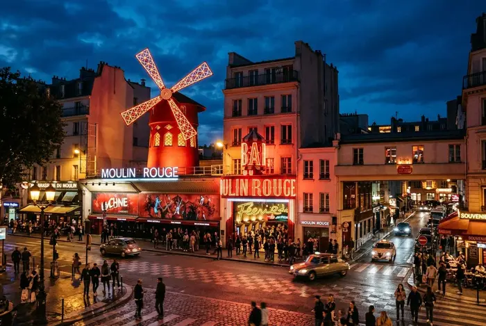 Tour nocturno por París + Espectáculo en el Moulin Rouge