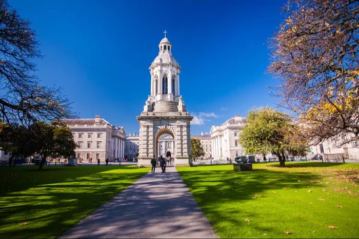 Biblioteca del Trinity College, Libro de Kells y Castillo de Dublín