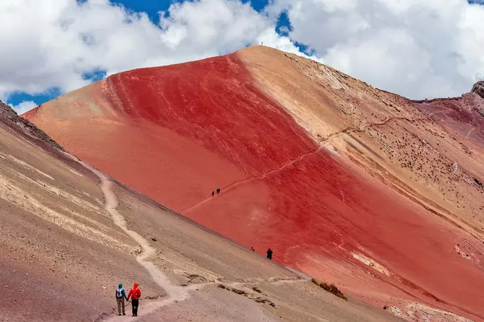 Trekking por la Montaña Arcoíris y el Valle Rojo