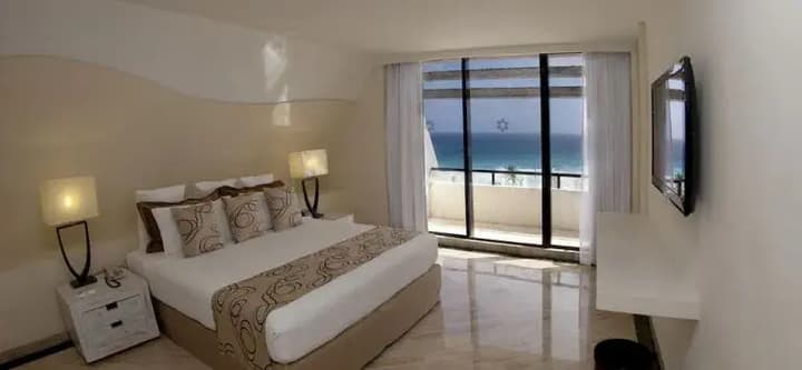 Grand Oasis Cancún & Oasis Cancún Lite & The Pyramid