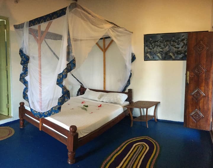 Mabwe Roots Bungalows