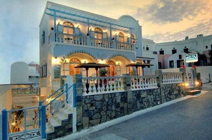 Deluxe Hotel Santorini
