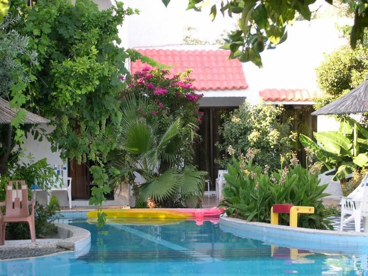 Oasis Hotel & Bungalows