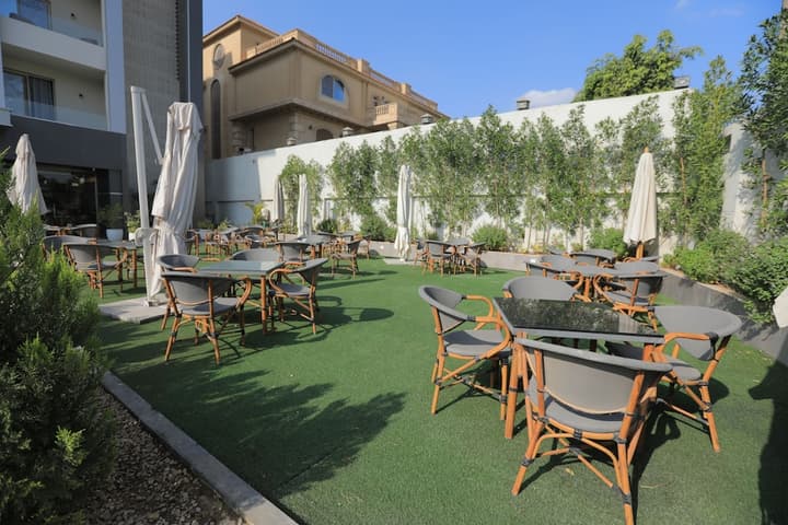 Pyramids Oasis Hotel