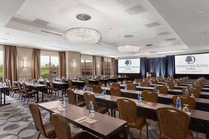 DoubleTree Suites by Hilton Hotel Boston - Cambridge