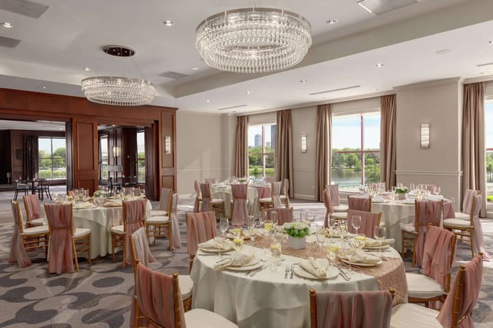 DoubleTree Suites by Hilton Hotel Boston - Cambridge