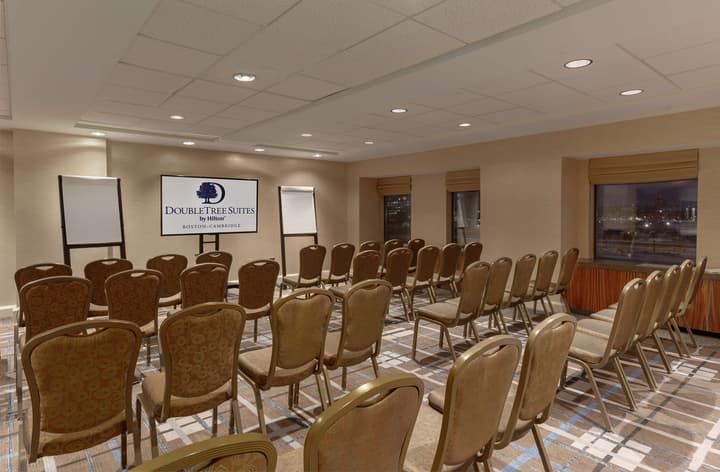 DoubleTree Suites by Hilton Hotel Boston - Cambridge