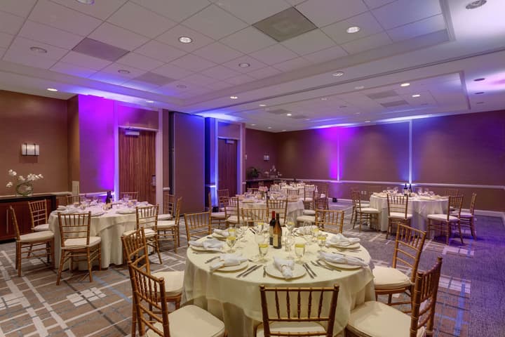 DoubleTree Suites by Hilton Hotel Boston - Cambridge