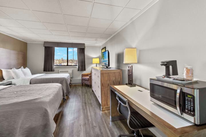 Quality Inn & Suites Green Bay Downtown