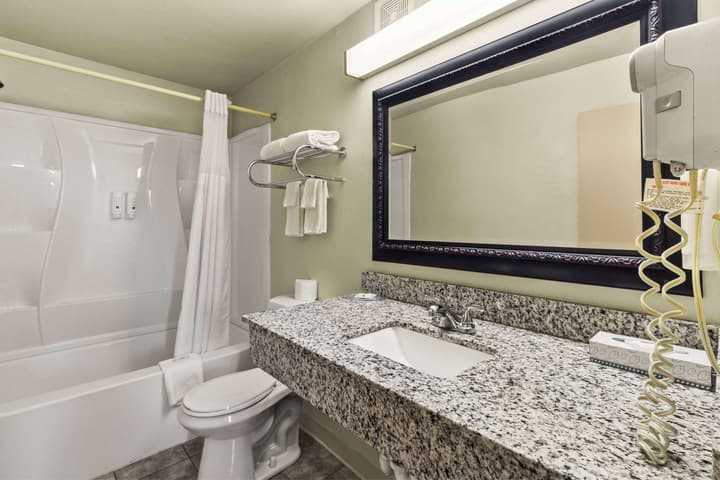 Quality Inn & Suites Green Bay Downtown