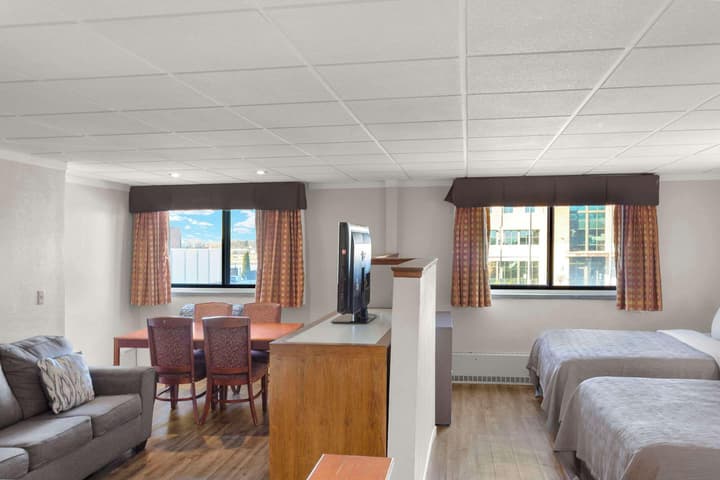 Quality Inn & Suites Green Bay Downtown