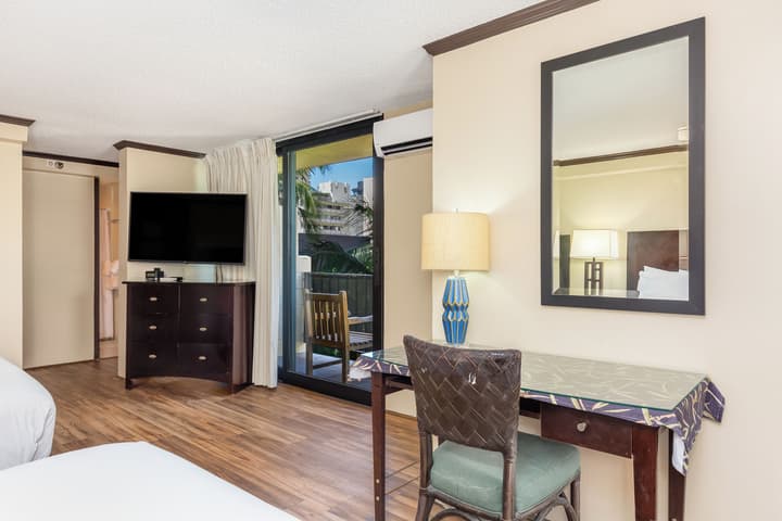 Castle Bamboo Waikīkī Hotel