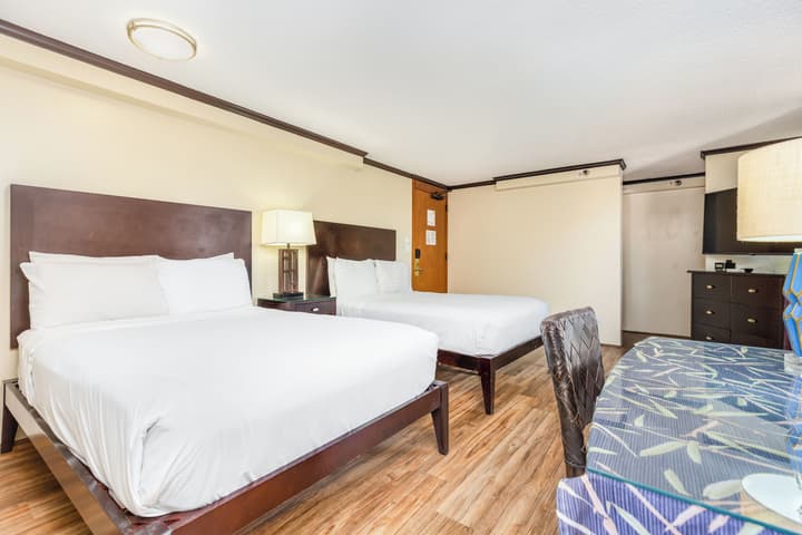 Castle Bamboo Waikīkī Hotel