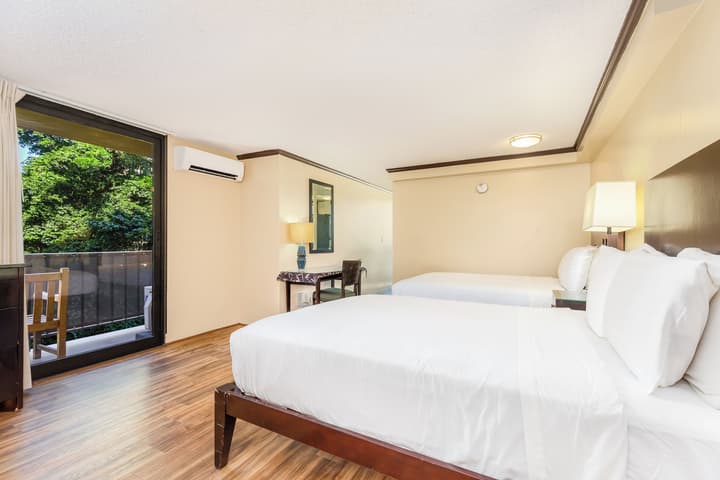 Castle Bamboo Waikīkī Hotel