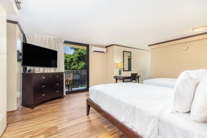 Castle Bamboo Waikīkī Hotel