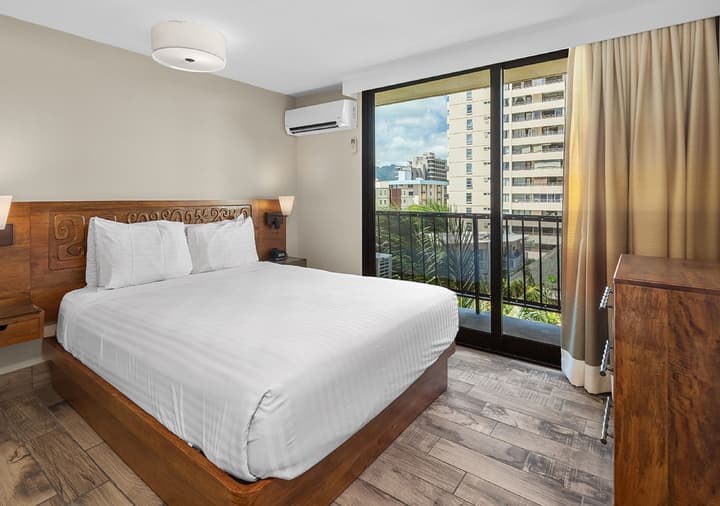 Castle Bamboo Waikīkī Hotel