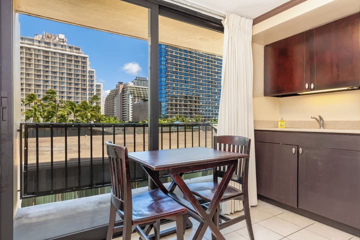 Castle Bamboo Waikīkī Hotel