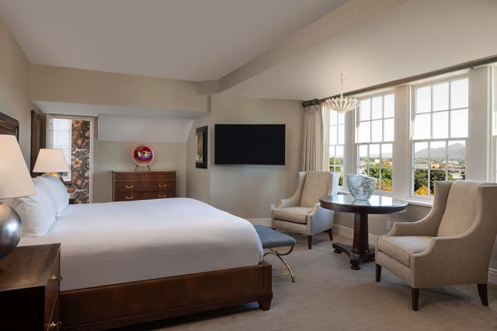 Hotel Roanoke & Conference Ctr, Curio Collection by Hilton 